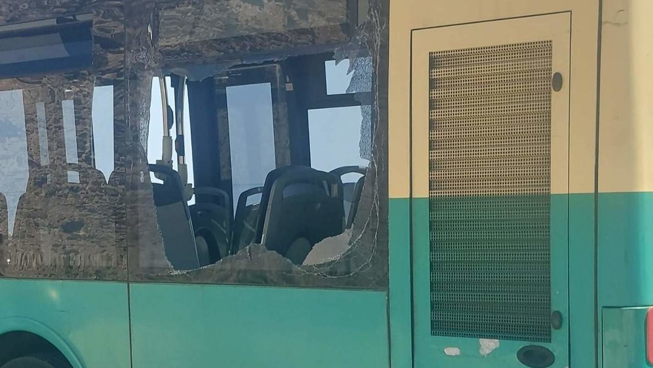 Autobús apedreado en Martínez Catena