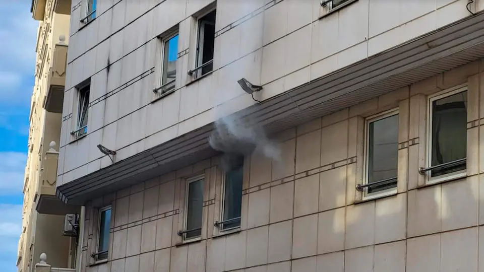 El humo sale del interior de una de las habitaciones (C.A.)