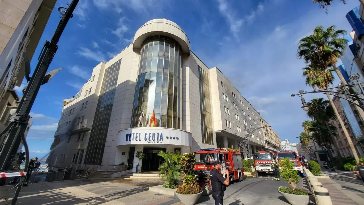 Despliege de Bomberos en el hotel (C.A.)