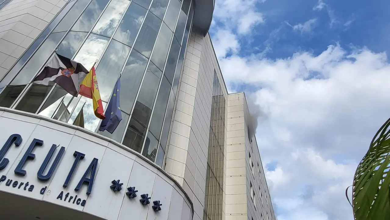 Incendio hotel Puerta de &Aacute;frica C.A.)