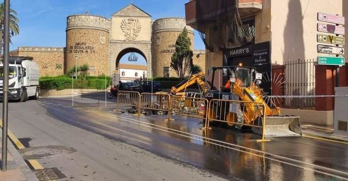 Trabajos de reparación de la rotura de la tubería de abastecimiento de agua en Hadú (Cedida)