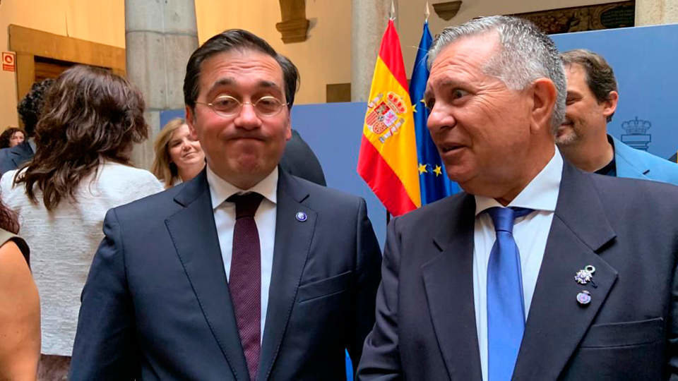 Domñinguez, junto al ministro Albares (CEDIDA)