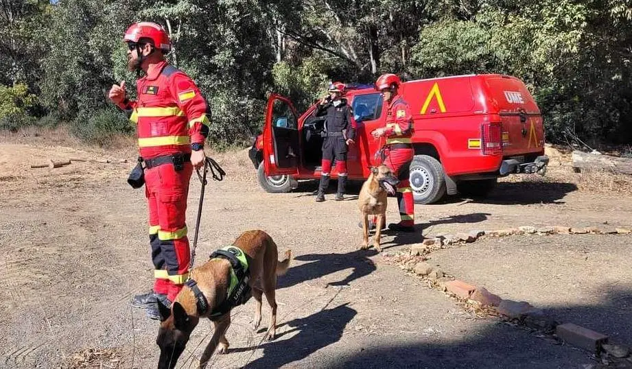 Choni y el cabo Costa, unidad cinol&oacute;gica de la UME