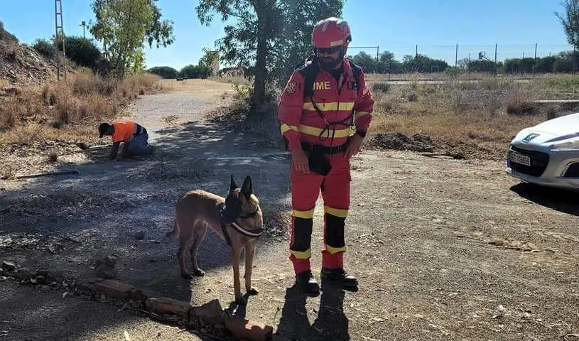 Choni y el cabo Costa, unidad cinol&oacute;gica de la UME