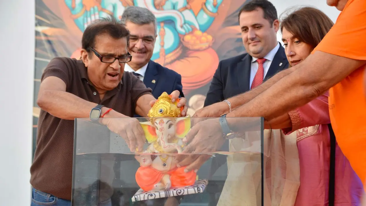 Ritual de la inmersi&oacute;n del dios Ganesh