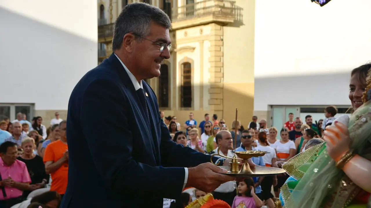 Ritual de la inmersi&oacute;n del dios Ganesh