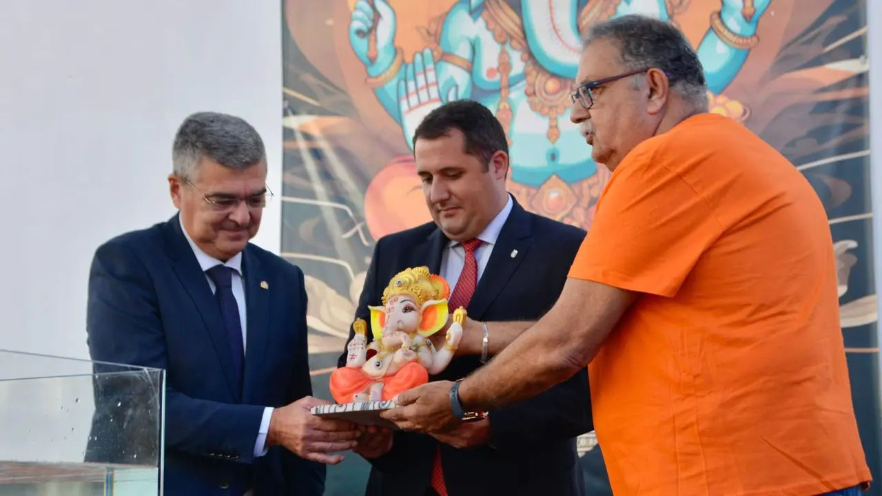 Ritual de la inmersi&oacute;n del dios Ganesh