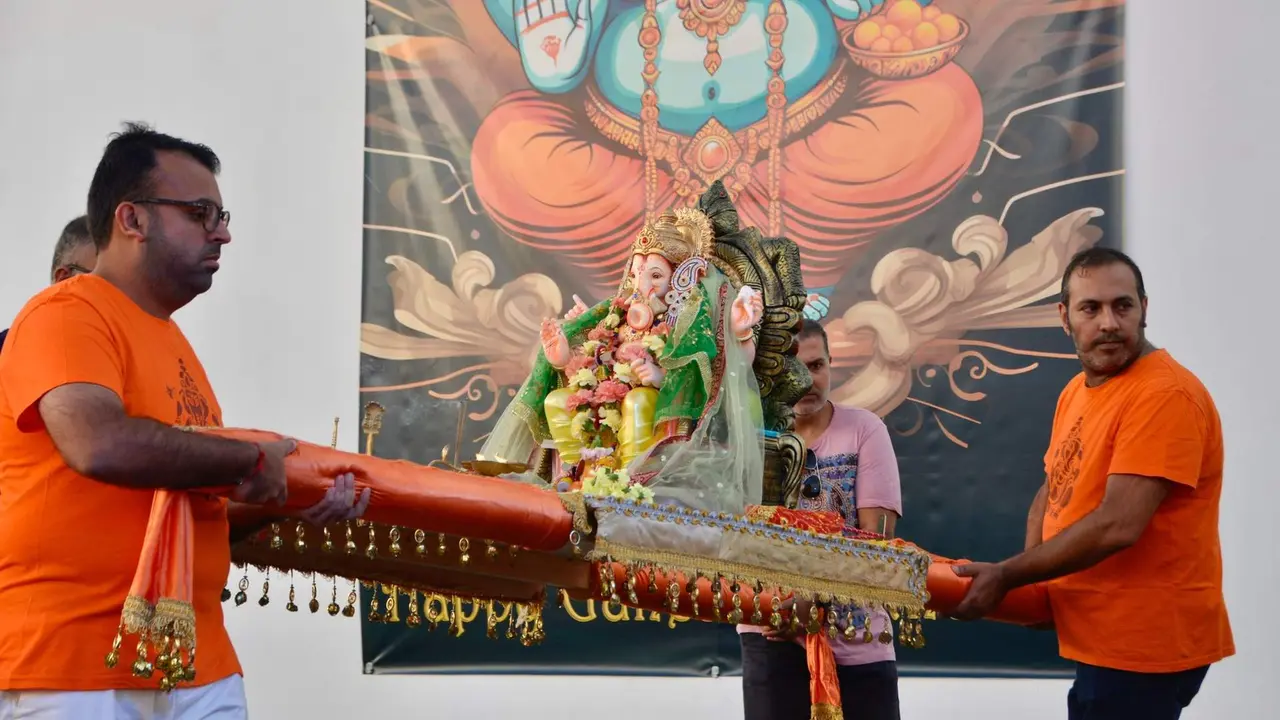 Ritual de la inmersi&oacute;n del dios Ganesh