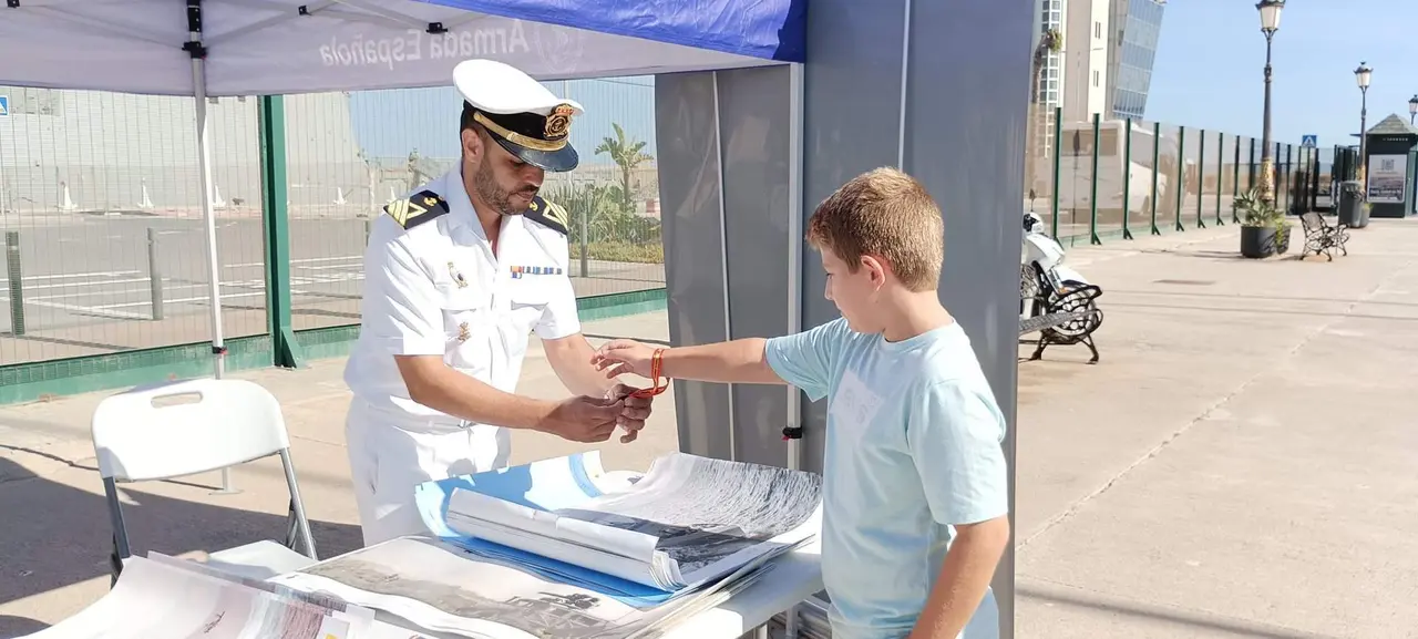 Visita fragatas Numancia y Almirante Juan de Borb&oacute;n