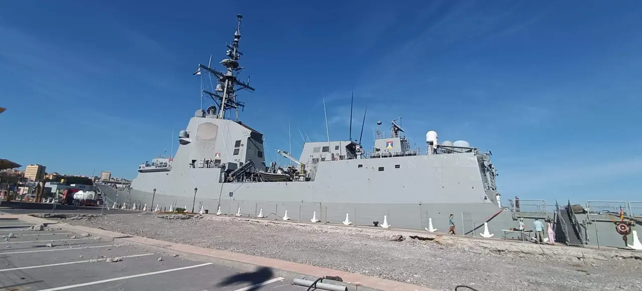 Visita fragatas Numancia y Almirante Juan de Borb&oacute;n