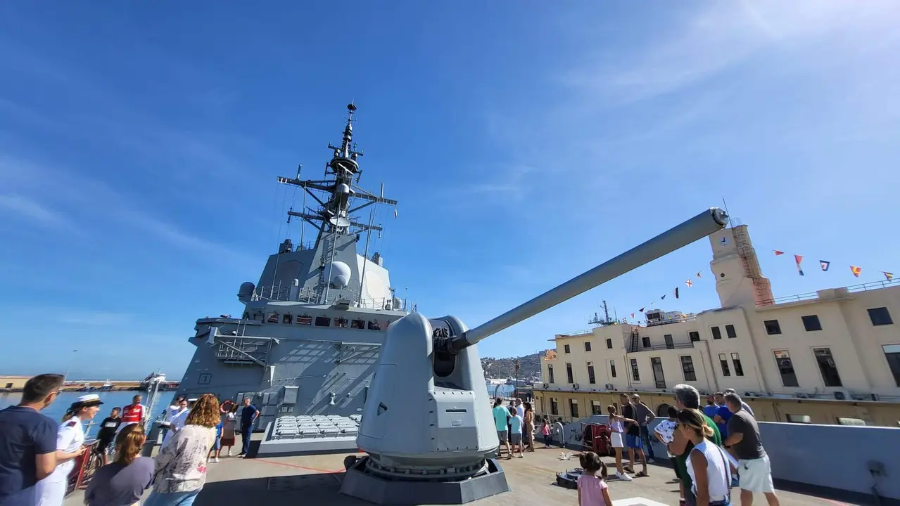 Visita fragatas Numancia y Almirante Juan de Borb&oacute;n