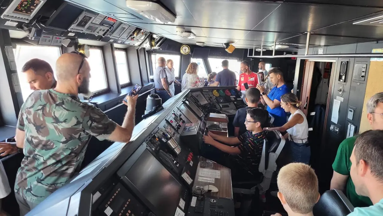 Visita fragatas Numancia y Almirante Juan de Borb&oacute;n