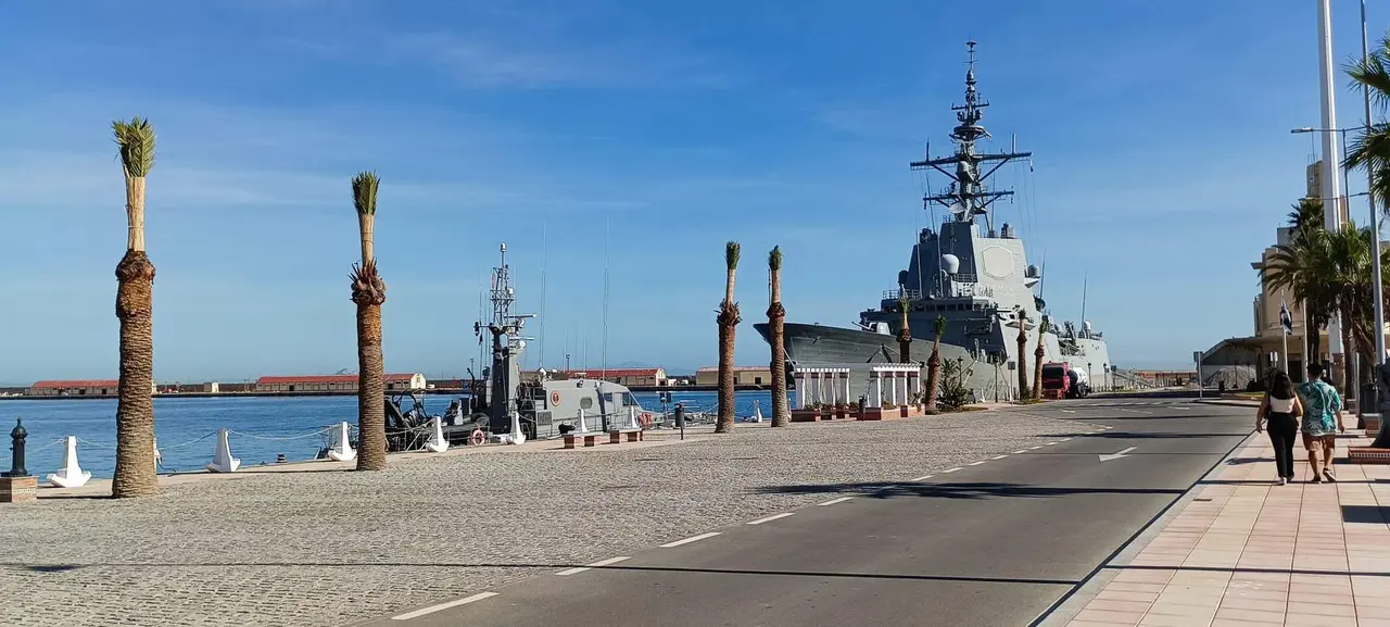 Visita fragatas Numancia y Almirante Juan de Borb&oacute;n