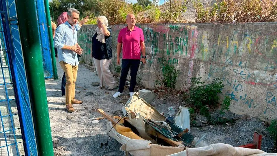 Los socialistas, durante su visita a la barriada (CEDIDA)
