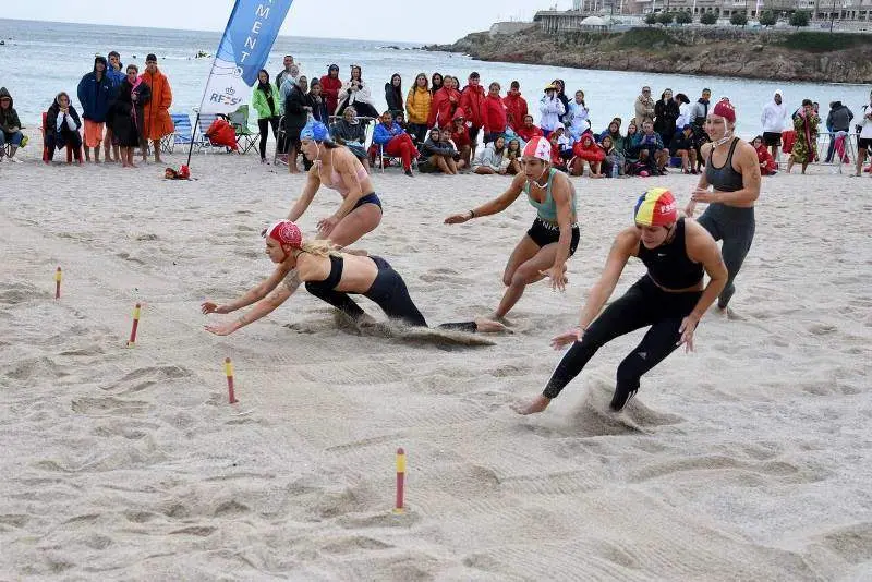Varias socorristas se disputan los testigos en una serie de la prueba de banderas en la playa de Orz&aacute;n, en A Coru&ntilde;a, durante la edici&oacute;n de la pasada temporada/ Fotograf&iacute;a:Javier S&aacute;nchez-RFESS (Cedida)