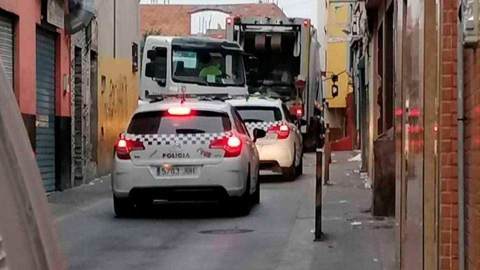 Vehículos de la Policía Local escoltan los camiones del servicio de limpieza en El Príncipe (C.A./ARCHIVO)