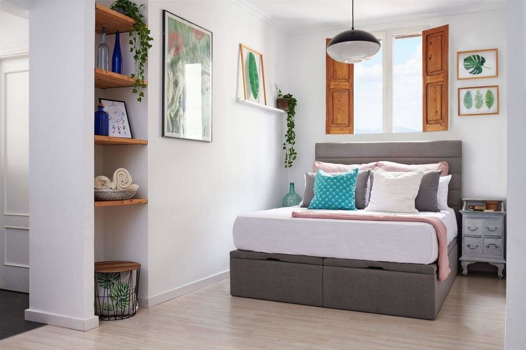  Maximiza el espacio en pisos pequeños con canapés abatibles: La solución de almacenamiento y descanso 