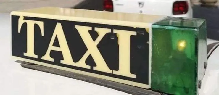 Taxis, junto a la Plaza de la Constituci&oacute;n (C.A./ARCHIVO)