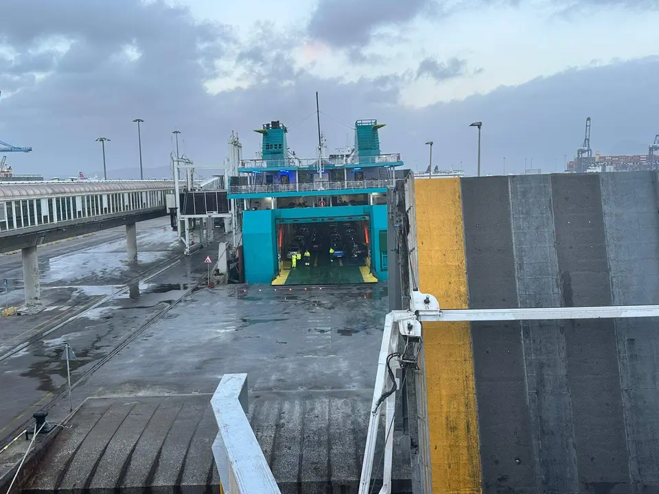 El "Ciudad de Ceuta" y el "Avemar dos" a la espera de poner rumbo a Ceuta
