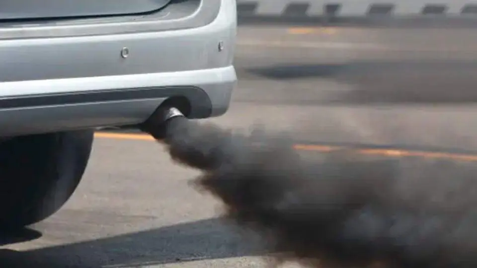 tubo de escape humo contaminaci&oacute;n