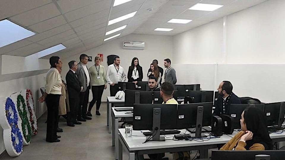 El presidente de la Ciudad, Juan Vivas, visita la sede de una de las empresas tecnológicas asentadas en Ceuta (CEDIDA)