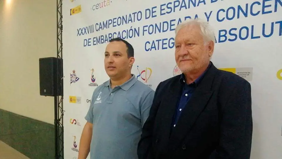El presidente de la Federaci&oacute;n de Pesca ceut&iacute;, Medhi Amin (izqda), junto al vicepresidente de la nacional, Juan Antonio Barreda (C.A.)