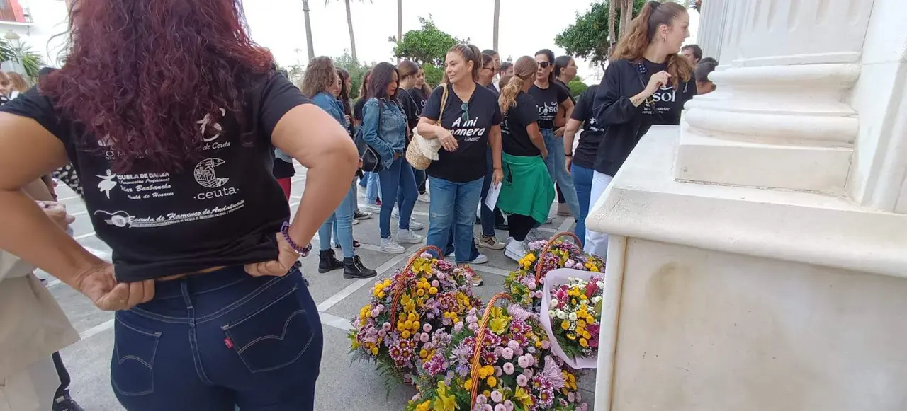 Ofrenda floral a Nuestra Se&ntilde;ora Virgen de &Aacute;frica y bailes grupales Lesmes