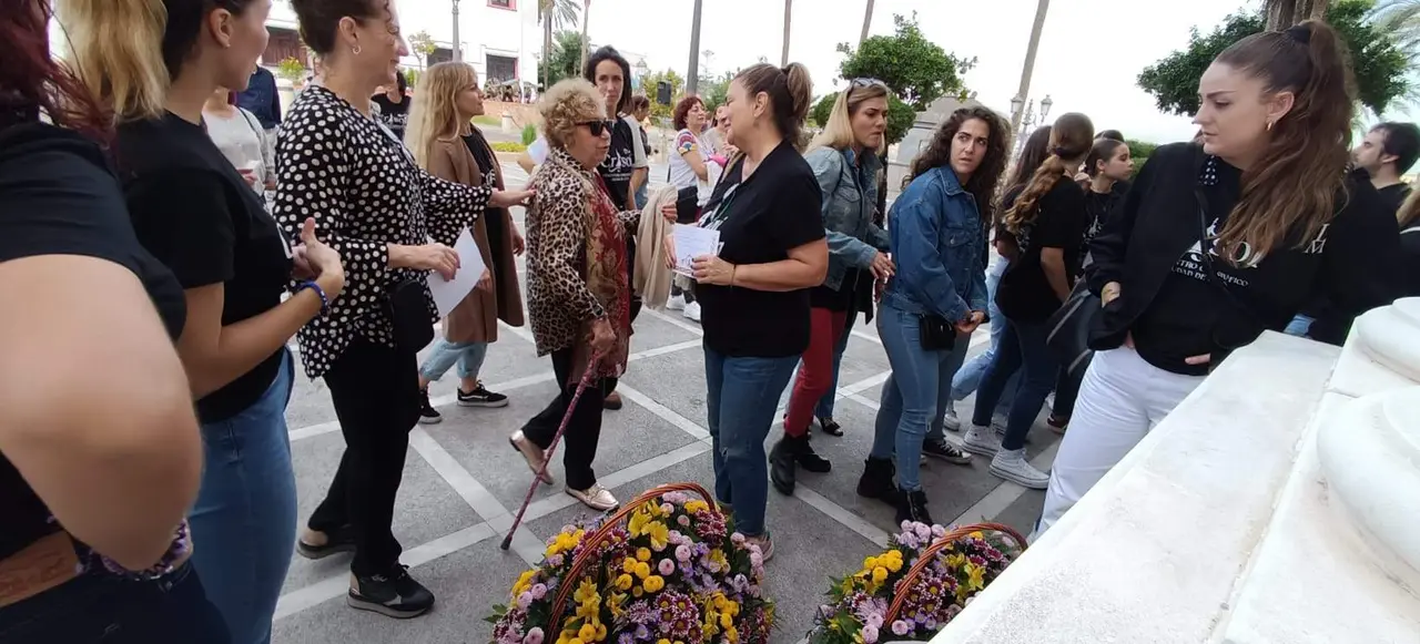 Ofrenda floral a Nuestra Se&ntilde;ora Virgen de &Aacute;frica y bailes grupales Lesmes