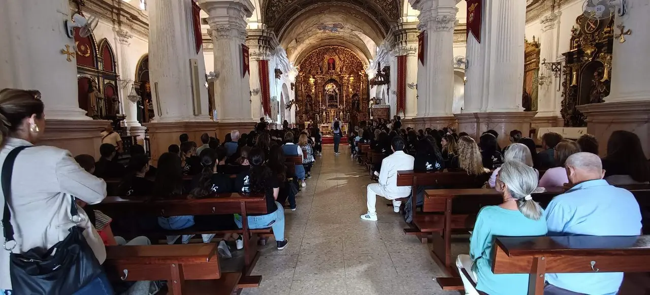 Ofrenda floral a Nuestra Se&ntilde;ora Virgen de &Aacute;frica y bailes grupales Lesmes