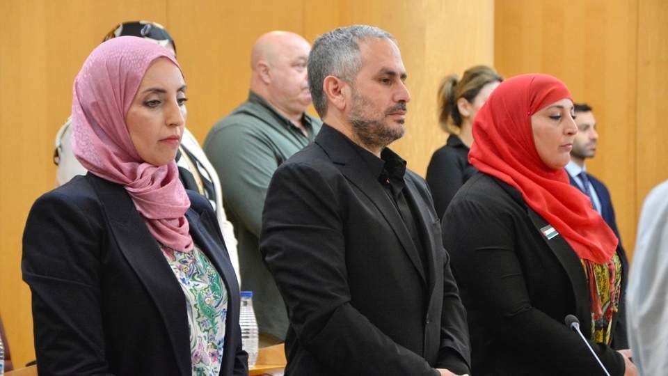 Fatima Hamed, Mohamed Ali Duas y Nadia Mohamed, durante un minuto de silencio / Alejandro Castillo 