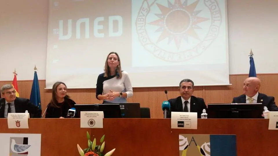 Un momen to de la ceremonia (C.A.) UNED INAUGURACI&Oacute;N