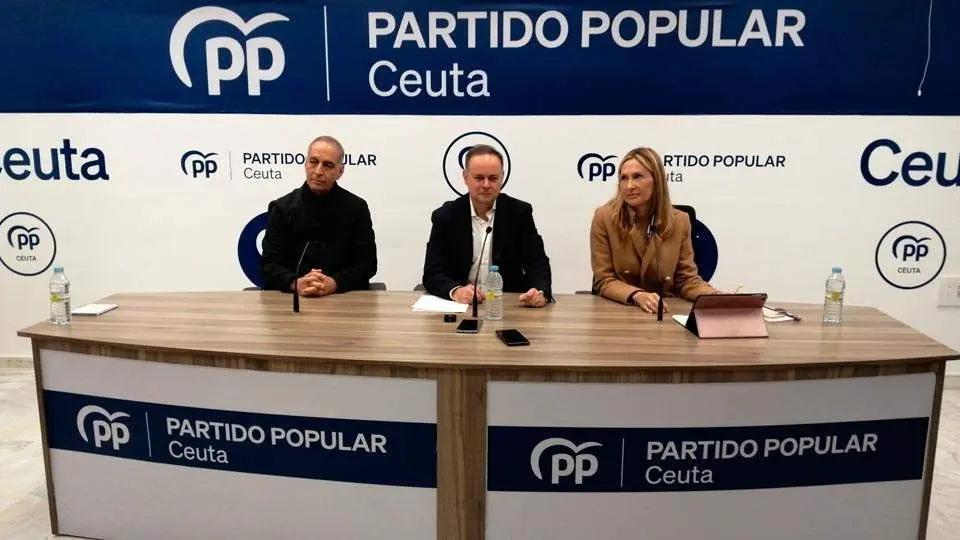 De izquierda a derecha, Abdeselam, Celaya y D&iacute;az, durante la rueda de prensa ofrecida hoy en la sede del PP (C.A.)