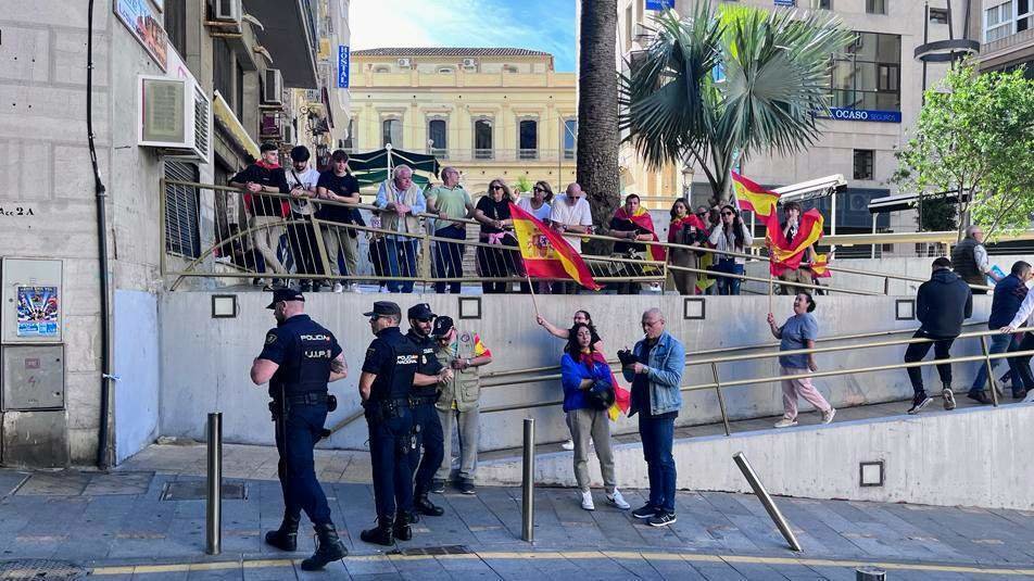 Apenas un centenar de manifestantes se concentran ante la sede del PSOE