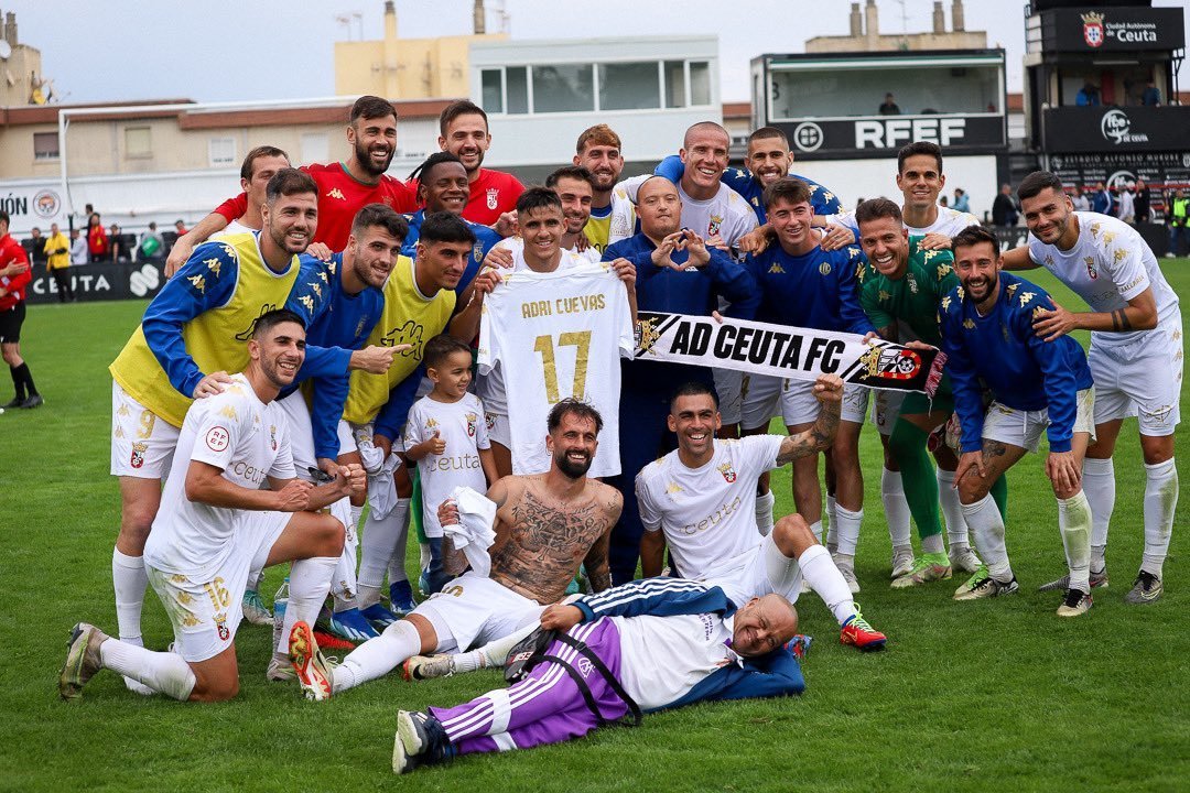 El equipo, celebrando la victoria ante el filial del Granada (Canon Zaki)
