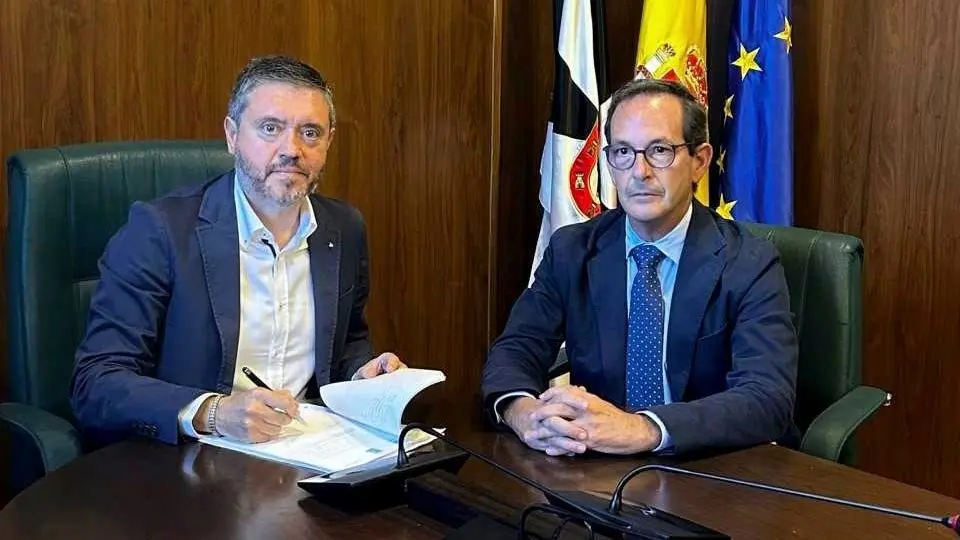 Un momento del acto de firma de la transmisi&oacute;n de la propiedad (CEDIDA)