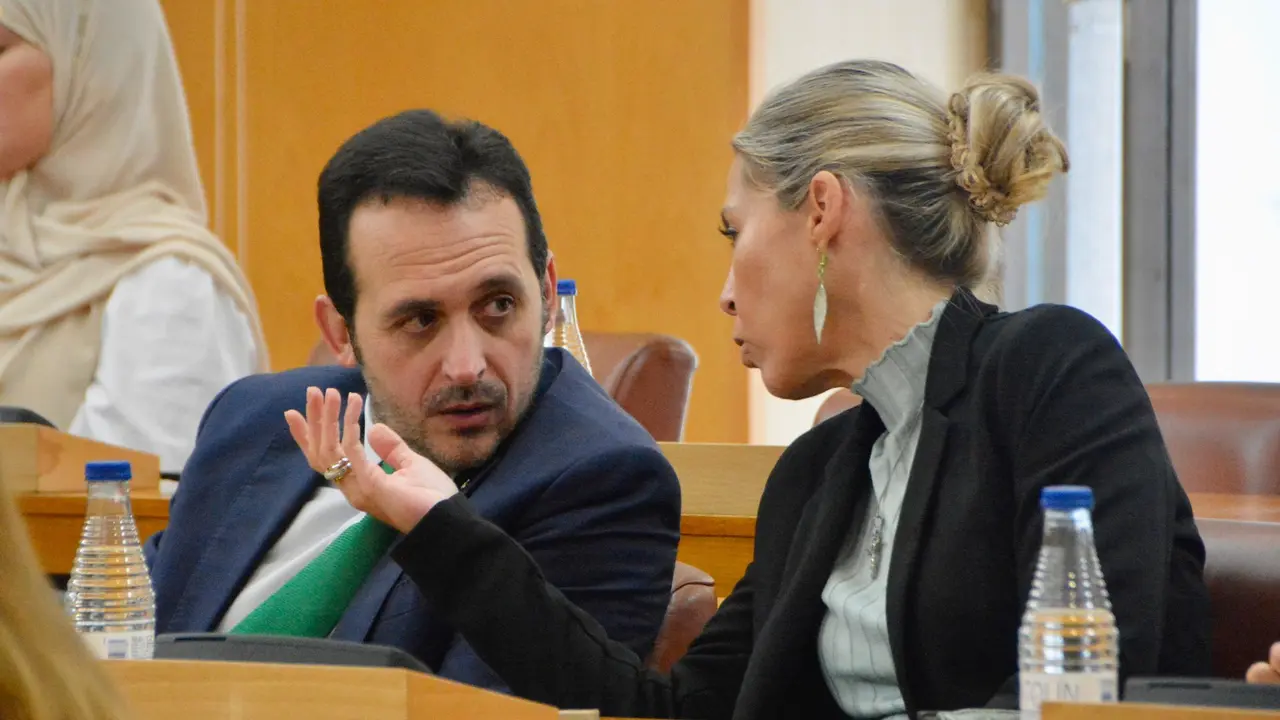 Redondo cuchichea con Teresa L&oacute;pez, Pleno de Presupuestos