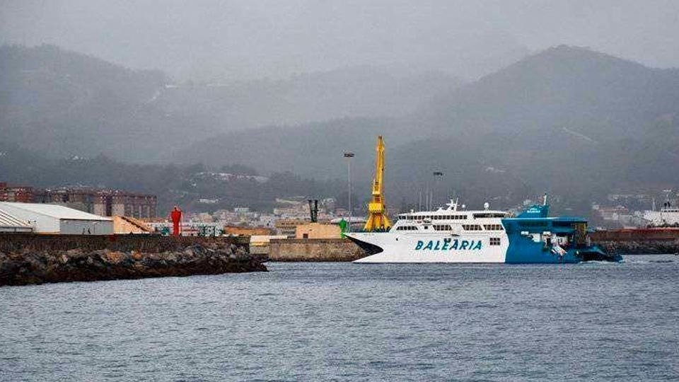 Un ferri entra en el puerto de Ceuta (C.A./ARCHIVO)