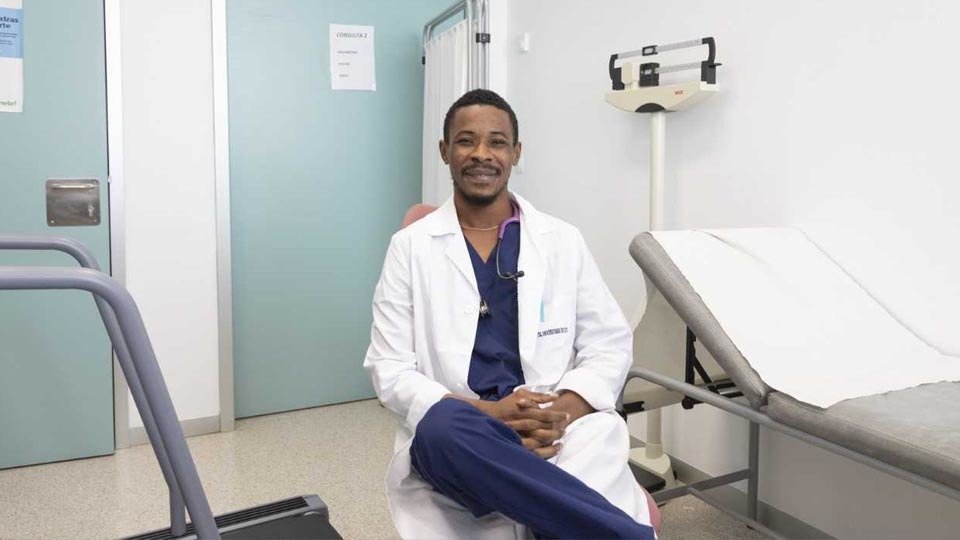 El médico sierraleonés Emmanuel Fofana, en el Hospital Universitario (CEDIDA)