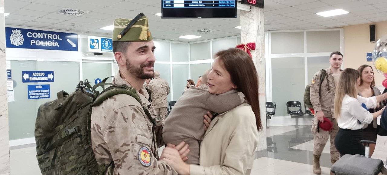 Ceuta da la bienvenida a sus héroes: los 94 militares que han vuelto de Irak