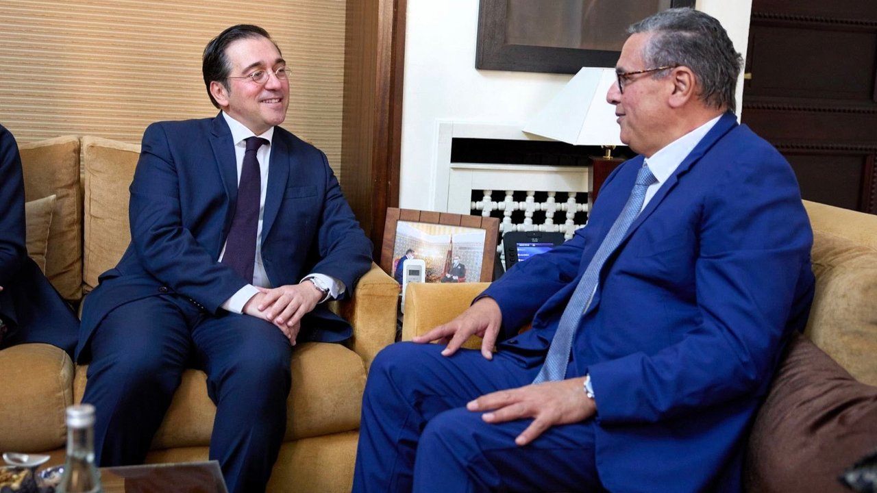 El ministro Albares junto al Primer Ministri marroquí, Aziz Akhannouch (M. de Exteriores)