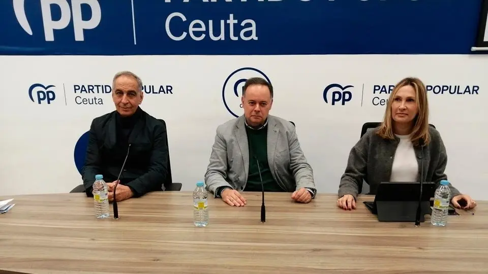 Celayam en el centro, flanquedado por los senadores Abdeselam y D&iacute;az, durante la rueda de prensa ofrecida este lunes (C.A.)