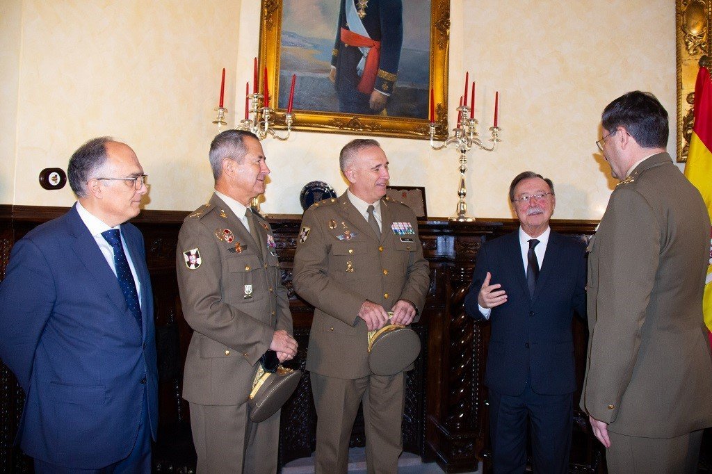 El presidente Vivas, junto al comandante general Llago Navarro (Archivo)