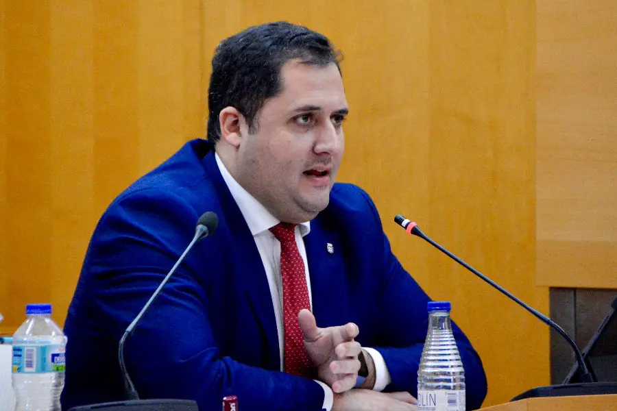  Alejandro Ram&iacute;rez, consejero de Fomento, durante su intervenci&oacute;n en el pleno de este martes _ Alejandro Castillo 