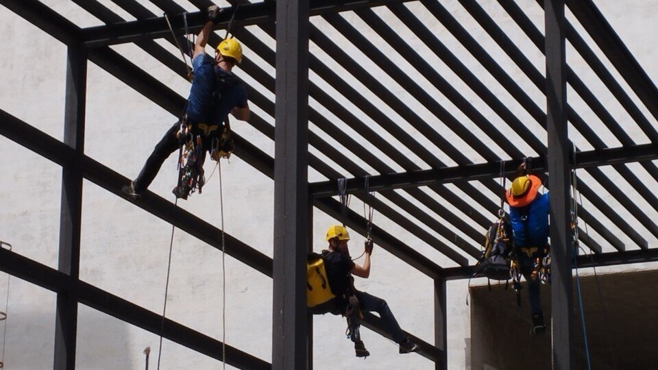  Los Bomberos entrenando el rescate en el "jardín vertical" de Gran Vía./archivo 