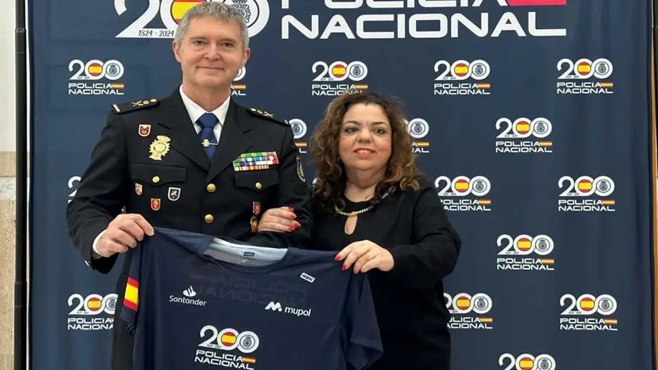 Francisco L&oacute;pez Gordo y Cristina P&eacute;rez posan junto a una camiseta conmemorativa del bicentenario de la Polic&iacute;a (CEDIDA)