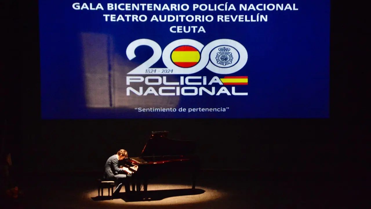 Gala del bicentenario de la Polic&iacute;a Nacional