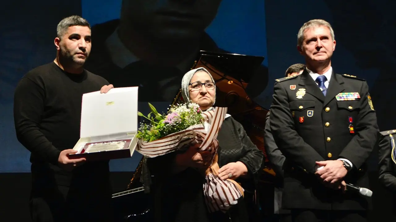 Gala del bicentenario de la Polic&iacute;a Nacional. Aisha Mohamed, viuda de Mohamed Ahmed Abderrahaman, el ceut&iacute; asesinado por ETA hace cincuenta a&ntilde;os