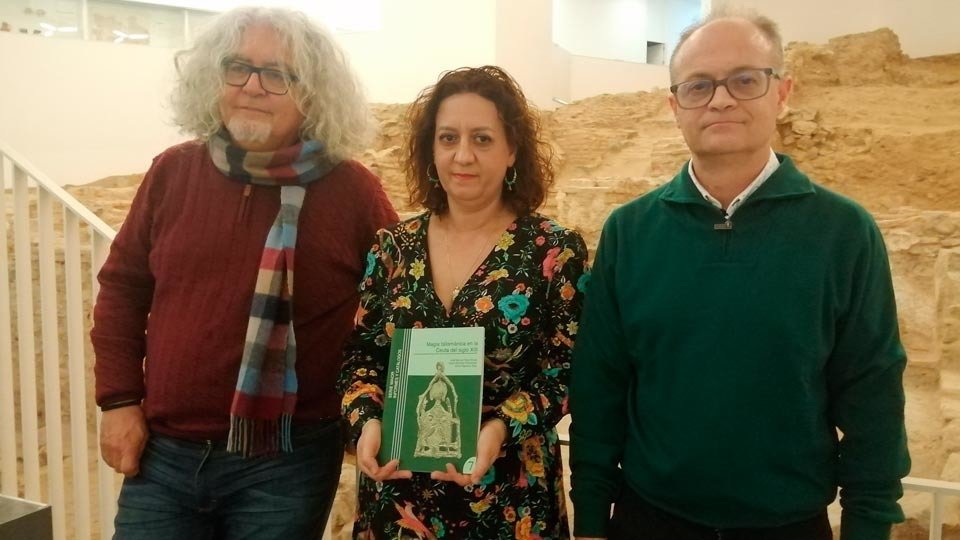 De izquierda a derecha, Martínez, Nogueras y Pérez, autores del libro, en la biblitoeca «Adolfo Suárez» (C.A.)