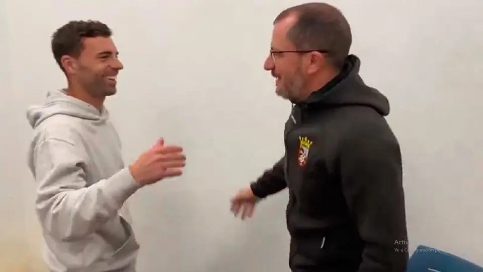 Rodri saluda al entrenador Jos&eacute; Juan Romero (A.D.CEUTA)