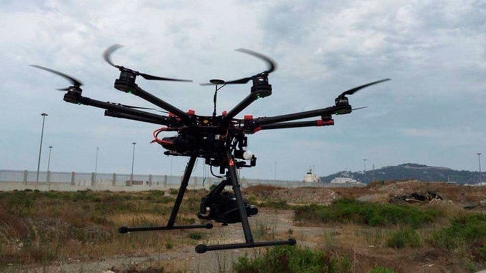 Un dron en plena operación de despegue (C.A./ARCHIVO)